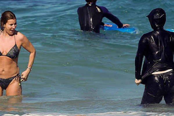 El Vaticano consideroacute exagerado el veto del gobierno franceacutes al burkini 