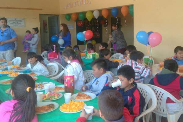 El grupo Dejando Huellas entregoacute juguetes a nintildeos de La Higuera