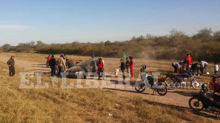 Ocasionales conductores y personal policial auxiliaron a los ocupantes del auto