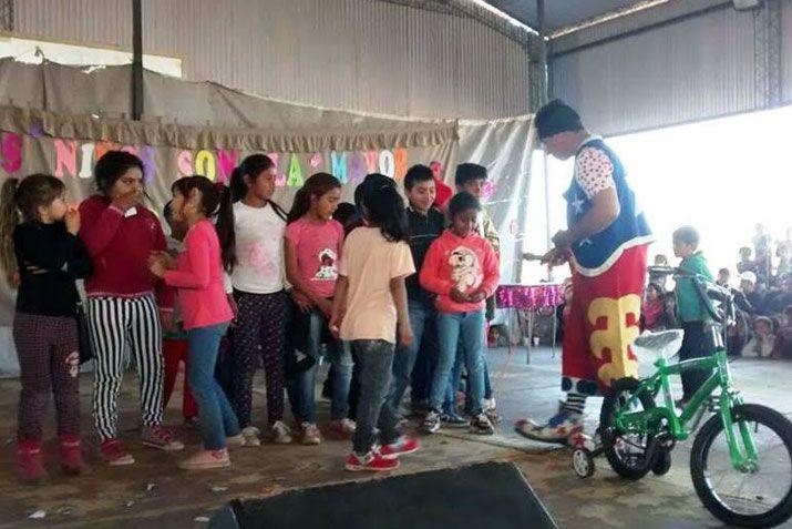 Los nintildeos de Campo Gallo tuvieron su fiesta en el polideportivo