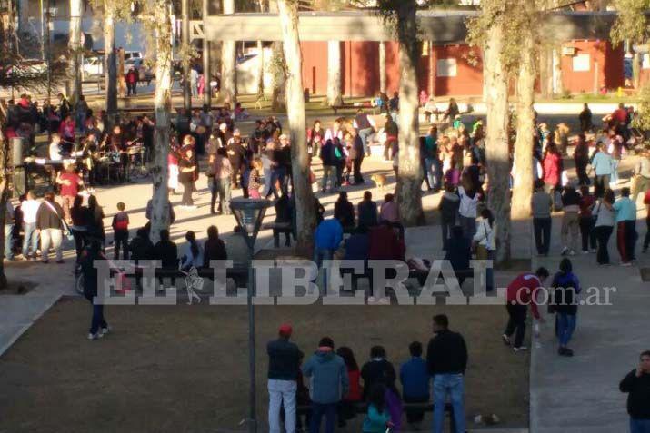 El parque Guumlemes se convirtioacute por unas horas en una milonga portentildea