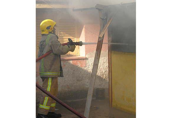 Olvidaron una vela encendida y se incendioacute por completo la habitacioacuten de una vivienda rural