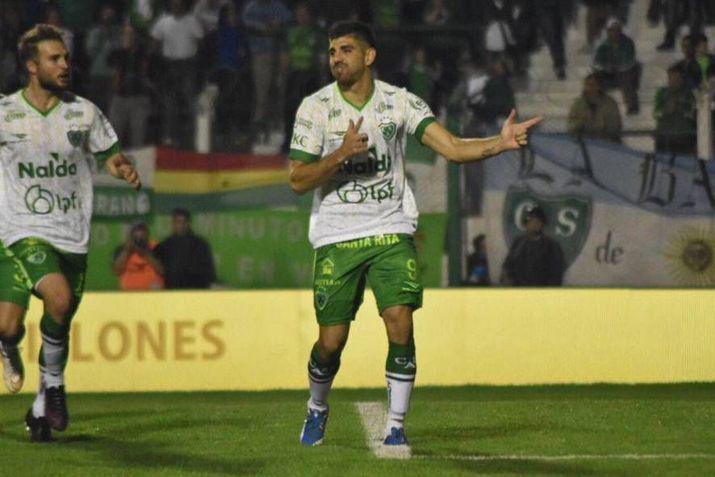 El festejo de los jugadores de Sarmiento tras el gol