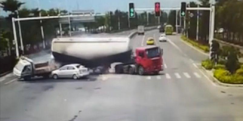 El estremecedor momento en que un camioacuten aplasta un auto