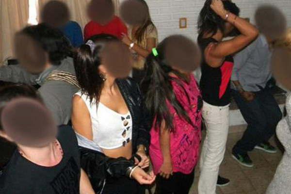 En un intenso operativo lograron desalojar a maacutes de 300 menores de edad de una fiesta clandestina