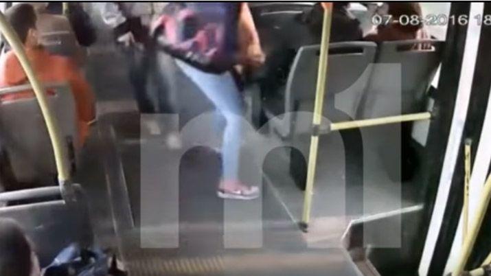 Impactante video- ladrones asaltan un colectivo y apuntildealan a una pasajera