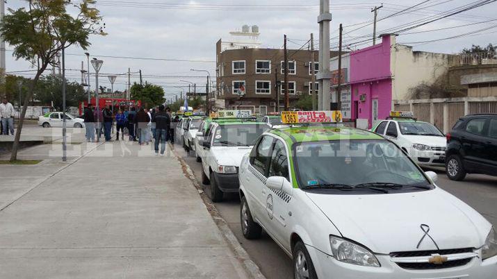 Remiseros que reclaman seguridad marcharon por la ciudad