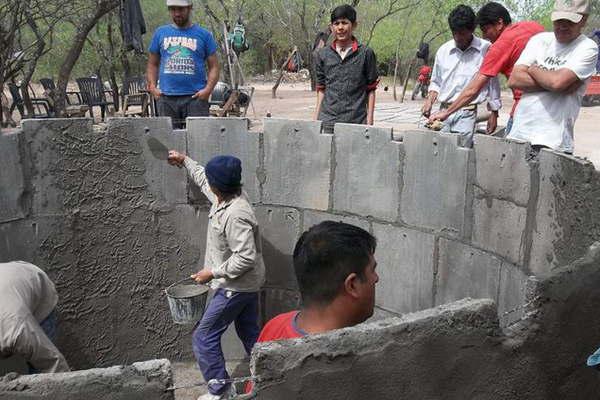 Capacitan en construccioacuten de cisternas para agua