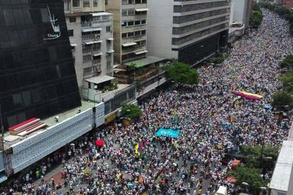 Histoacuterica y masiva marcha opositora desafioacute a Maduro