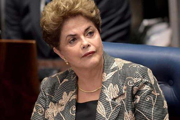 Dilma Rousseff acudioacute a la Justicia y pide que anulen su destitucioacuten como presidenta