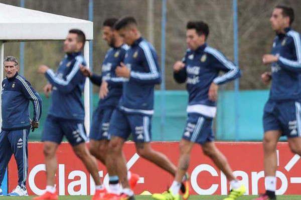 El seleccionado se entrenoacute en Ezeiza y  hoy hariacutea una praacutectica de formal fuacutetbol 