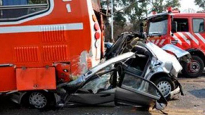 Un auto chocoacute de atraacutes a un colectivo- hay tres lesionados