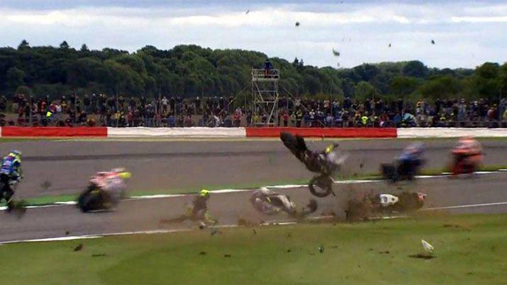 Miraacute el accidente que paroacute la carrera de MotoGP en Silverstone