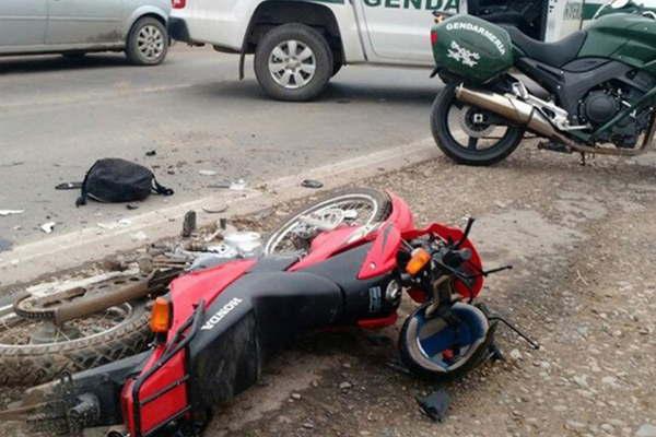 Un auto chocoacute y matoacute a un ciclista y el conductor se fugoacute