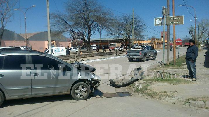 Violenta colisioacuten entre un auto y una camioneta dejoacute dantildeos materiales