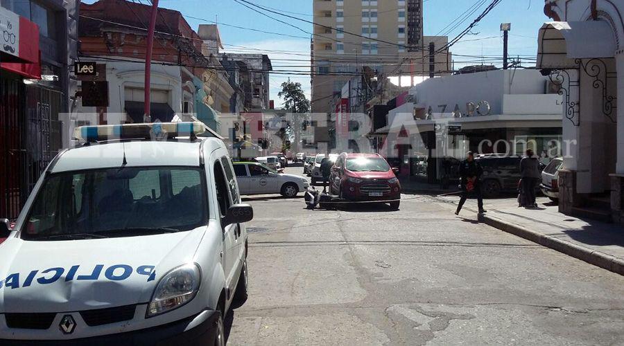 Accidente en ceacutentrica esquina deja una mujer herida