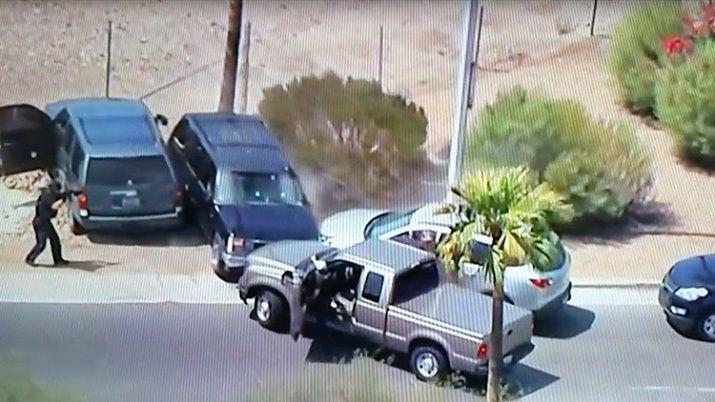 Transmiten en vivo coacutemo la policiacutea mata a un sospechoso durante una persecucioacuten