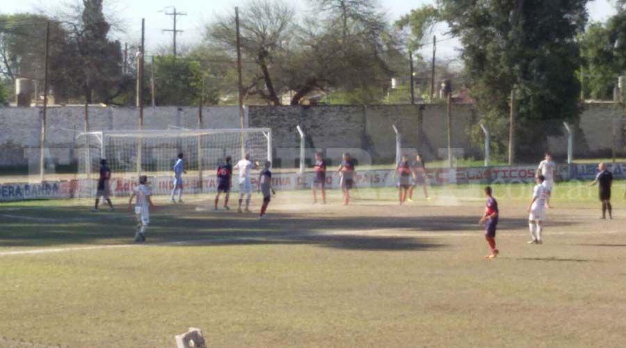 Central Coacuterdoba ganoacute el claacutesico y se metioacute en semifinales