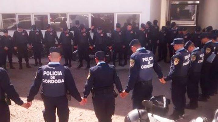 La emotiva foto de los policias que rezan antes de patrullar