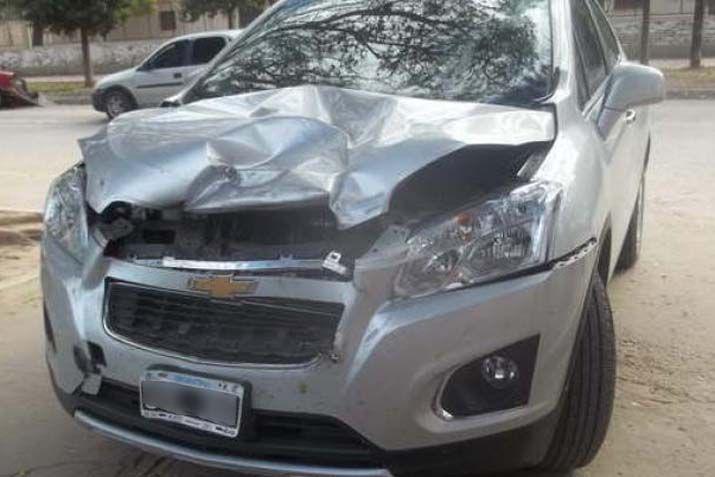 Los destrozos fueron en la plaza como en la carrocería de la camioneta Foto archivo