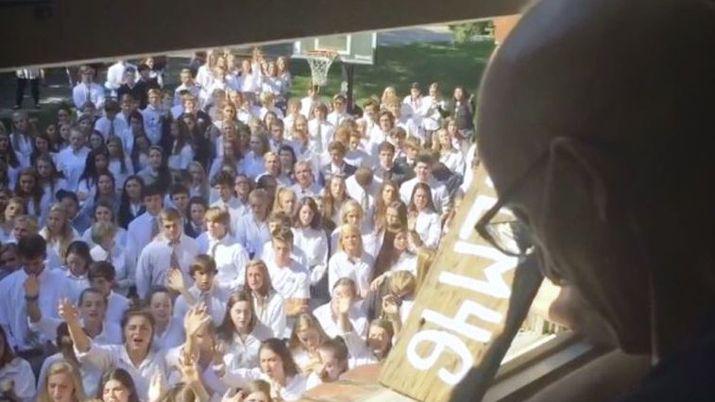 Maacutes de 400 alumnos le cantan a su profesor enfermo de caacutencer