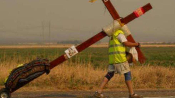 Un saltentildeo camina 175 kiloacutemetros con una cruz a cuestas