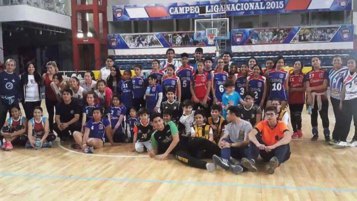 Quimsa reunioacute maacutes de 80 chicos de diferentes clubes