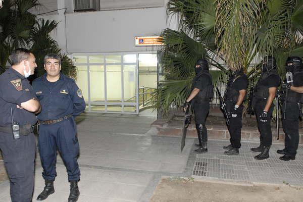 Intensa buacutesqueda de un preso que amenazoacute a policiacutea y huyoacute del hospital