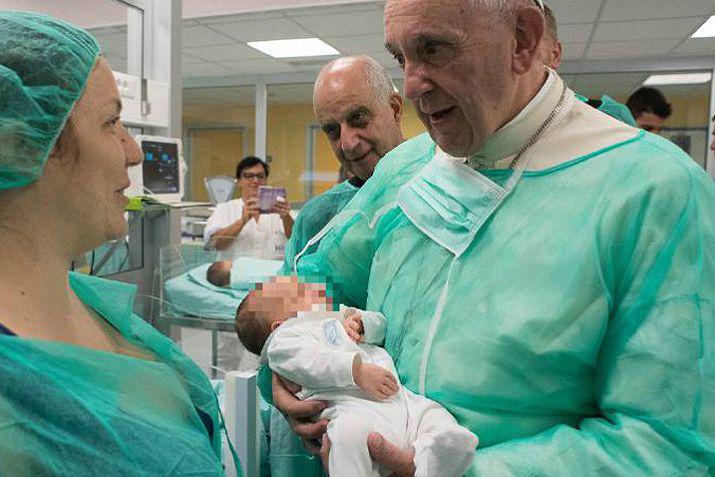 El papa visitó las urgencias del servicio de neonatología del hospital San Giovanni
