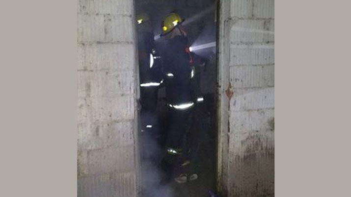 Una vela cayoacute sobre ropa y originoacute un incendio