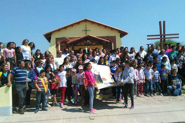 Alumnos inauguraron gruta de la Virgen de Lourdes en Salavina 