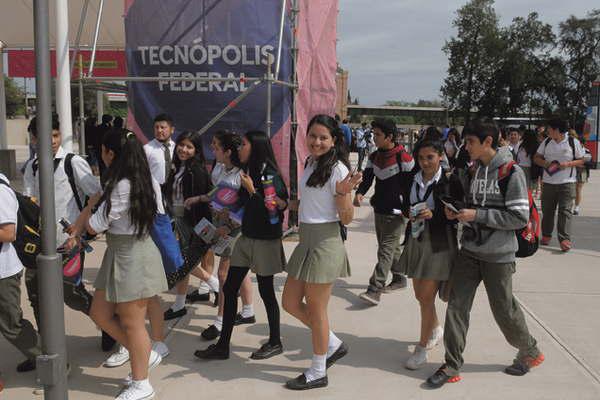 Los chicos aceptaron los desafiacuteos que les propone la ciencia y pasaron una tarde genial