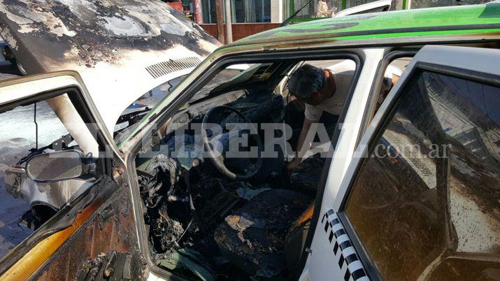 Se detuvo en un semaacuteforo y su auto se incendioacute por completo