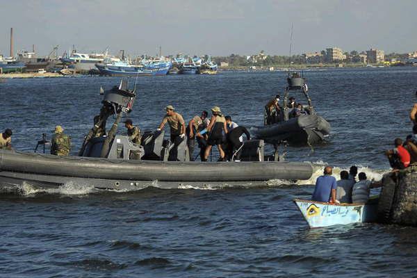 Aumentan a 162 los muertos en el naufragio de un barco repleto de emigrantes frente a la costa egipcia