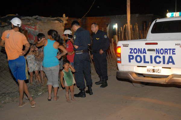 Bajoacute a abrir el portoacuten del garaje y  le robaron la cartera con 10000 