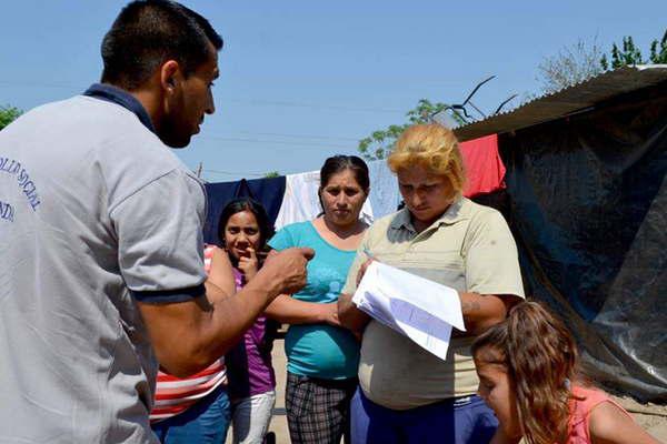 Realizaron un operativo integral con entrega de calzados alimentos plaacutesticos y otros elementos