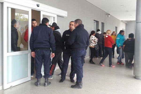 Pelea entre barras terminoacute con menor de 16 baleado en el ojo 