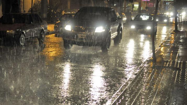 Fuerte tormenta y raacutefagas de viento en la Madre de Ciudades