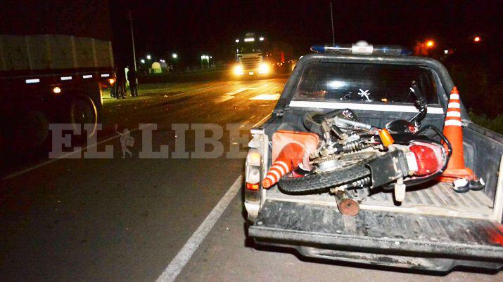 Impresionante choque dejoacute a un motociclista con serias heridas en su abdomen