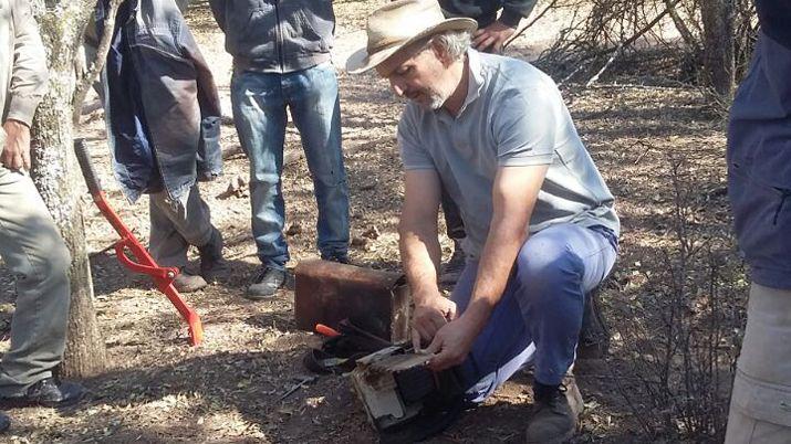 Capacitan a productores bovinos en uso de la tableadora para motosierra