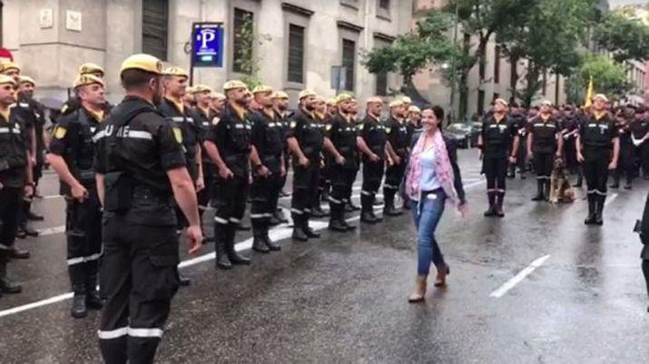 Un militar le pidioacute matrimonio a su novia en plena marcha