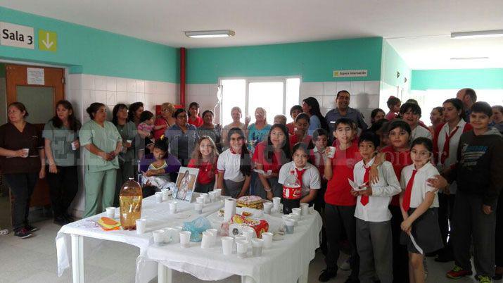 Policiacuteas Comunitarios y alumnos agasajaron a madres en el hospital Zonal