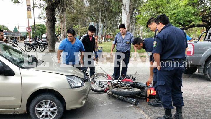 Motociclista accidentada en choque con un auto