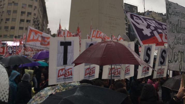 En un mieacutercoles negro miles de personas se convocaron en el Obelisco