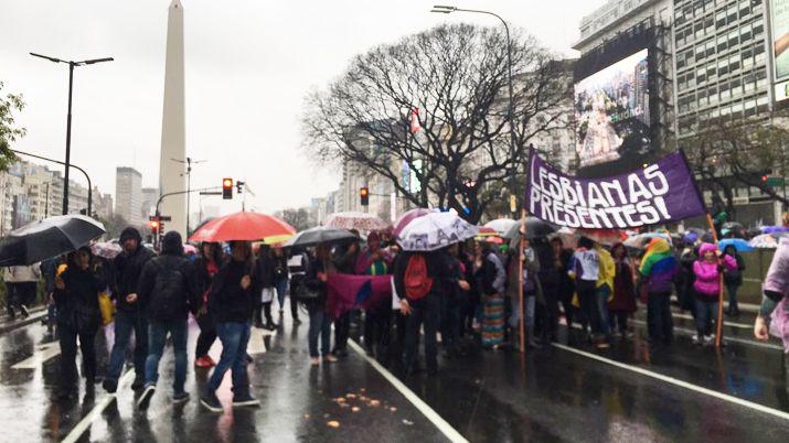 En un mieacutercoles negro miles de personas se convocaron en el Obelisco