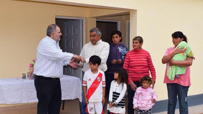 Continuacutea la entrega de moacutedulos habitacionales para familias de la Capital y La Banda