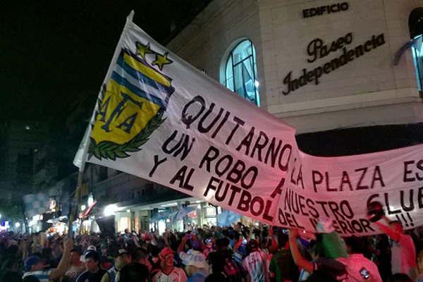 Hinchas de Atleacutetico Tucumaacuten en contra de la Normalizadora