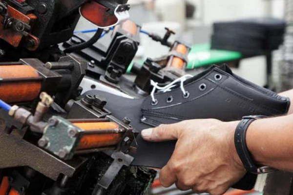 Gobierno e Industria acordaron limitar la importacioacuten de  zapatos a 24 millones de pares 