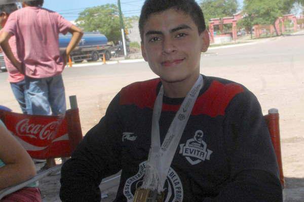 Loreto recibioacute con juacutebilo a su campeoacuten nacional de ajedrez en los Juegos Evita