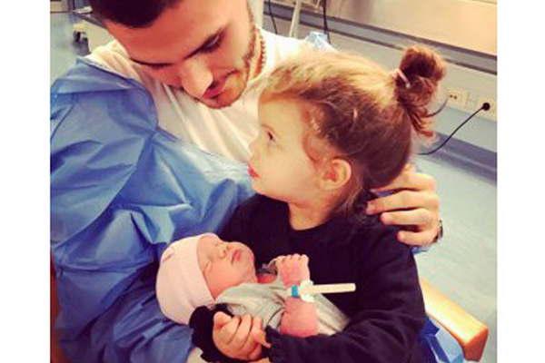 Wanda mostroacute a Icardi con sus dos hijas  